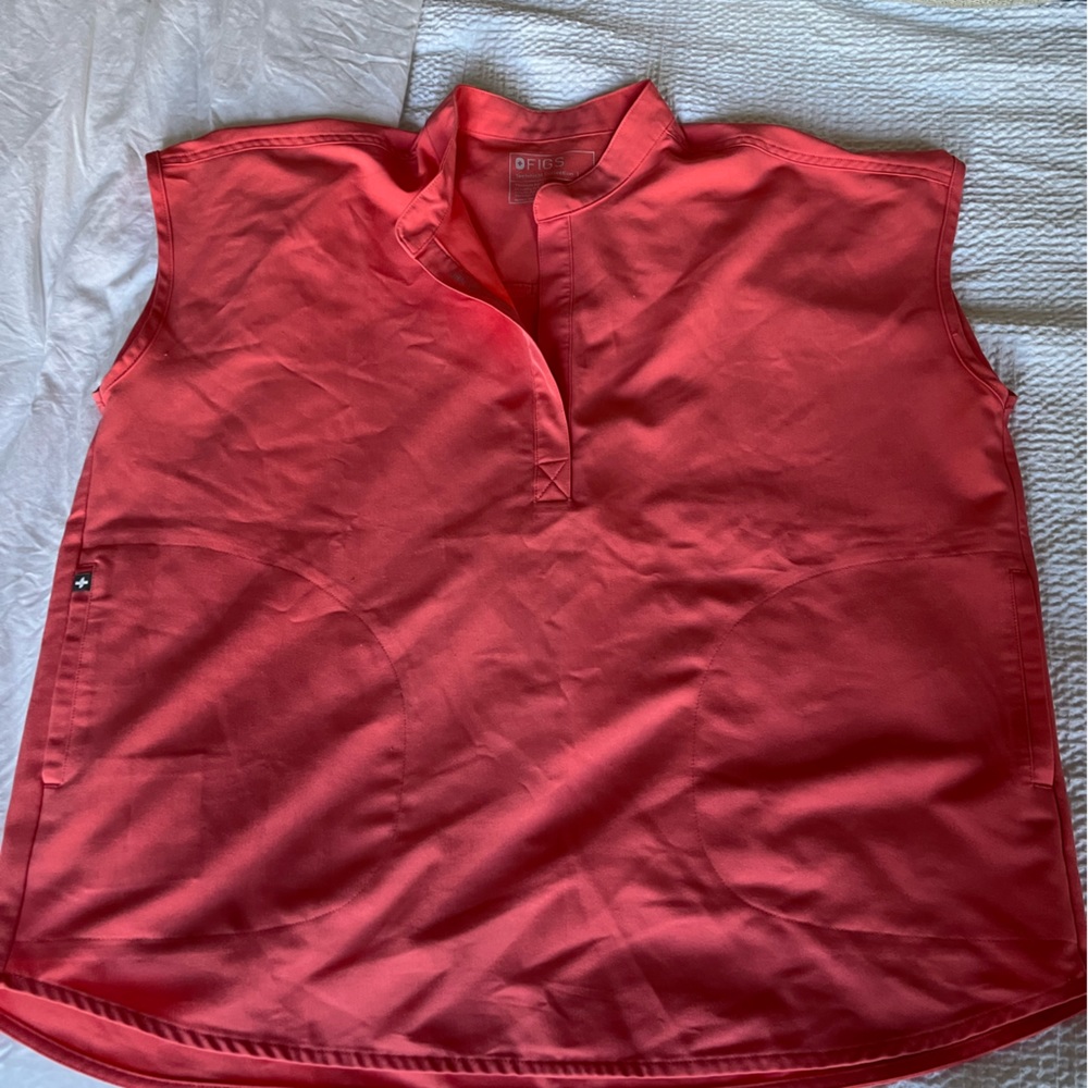 Figs Rafaela scrub top in coral